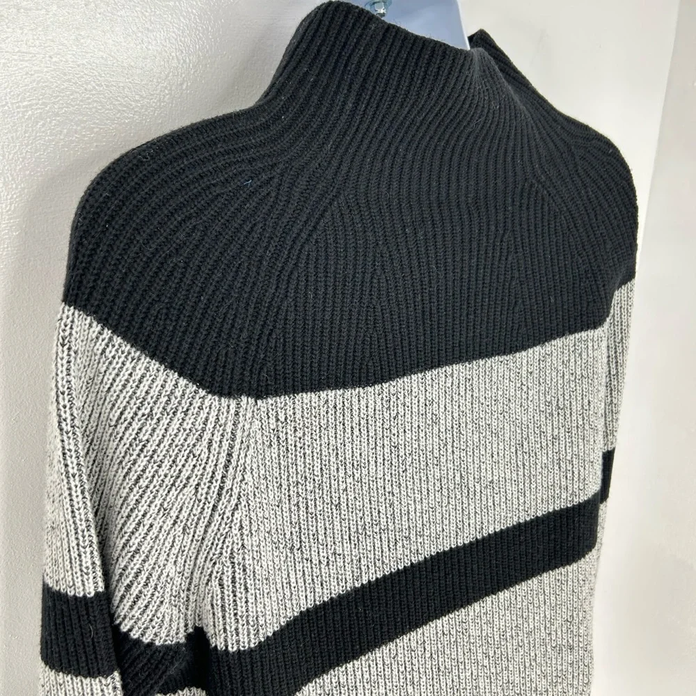 Banana Republic Italian Merino‎ Blend Chest Stripe Sweater Size Large Black Gray